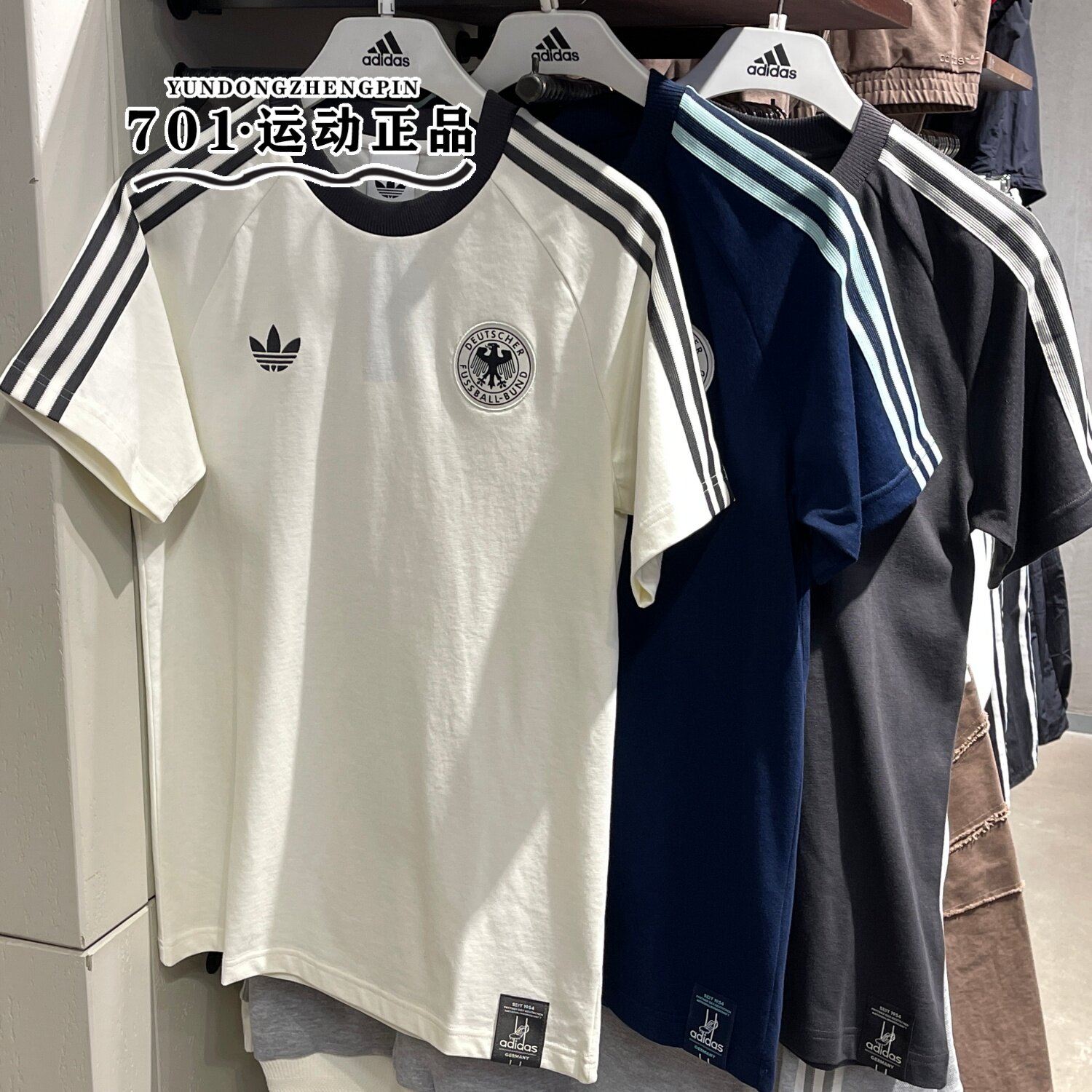 阿迪达斯三叶草男足球风短袖三条杠半袖T恤KG5098 KG5097 JZ9342 - 实物图