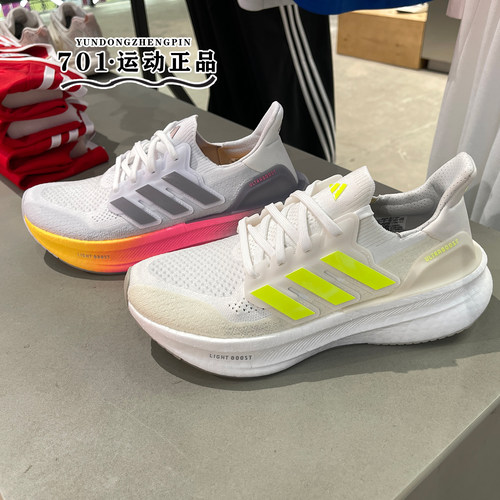 阿迪达斯女子运动跑步鞋BOOST