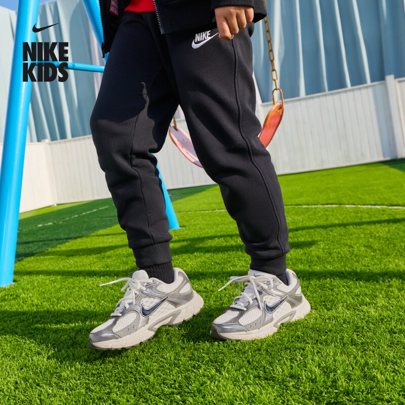 耐克大童轻便透气运动鞋男女童时尚抓地NIKE V5 RNR HQ6411