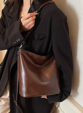 秋冬复古通勤包包女士2026新款时尚百搭单肩斜挎包超火手提水桶包