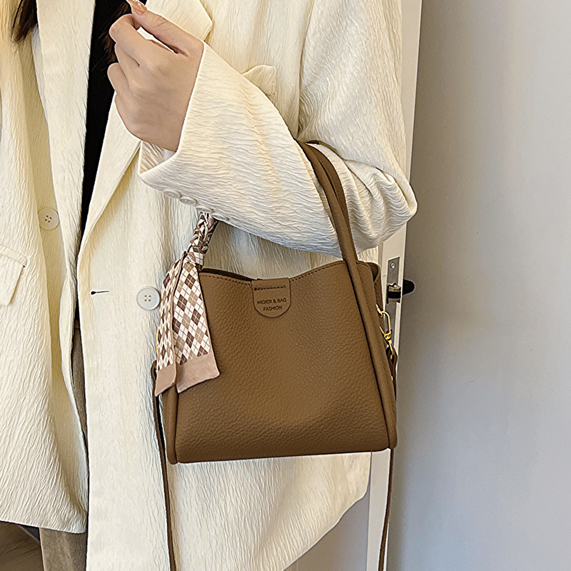 高级感软皮水桶包手提包女