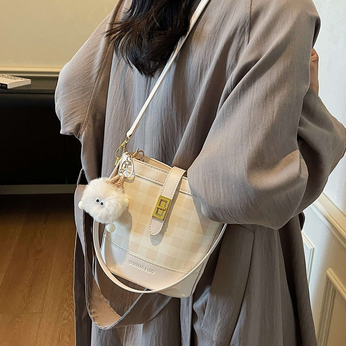 高级感手提包包女式2025新款时尚单肩斜挎包百搭好看水桶包通勤包,箱包皮具/热销女包/男包,水桶包,淘宝优惠券,粉丝福利购,淘宝优惠卷