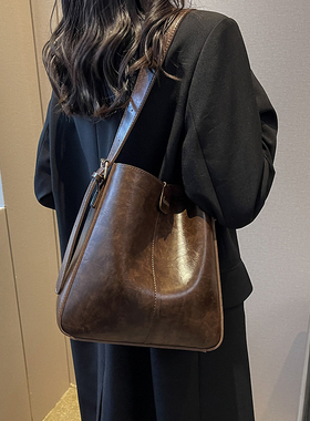 今年流行大容量包包女士2026新款时尚单肩斜挎包高级感通勤水桶包