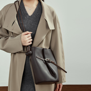 轻便小众头层牛皮水桶包单肩斜跨菜篮子软真皮子母包hobo圆筒包