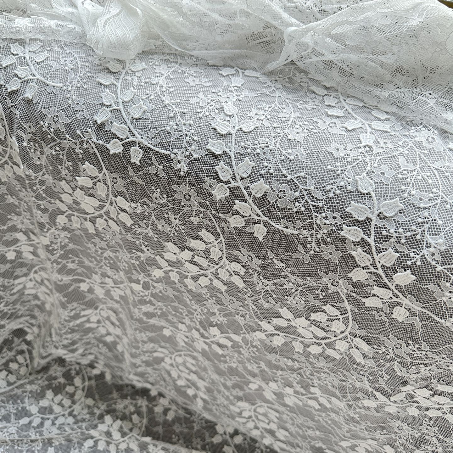 新款白色蕾丝布料立体浮动花刺绣服装婚纱专业设计布艺礼服面料
