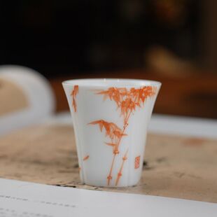 白瓷手绘马蹄杯矾红竹子松树聚香杯小品杯主人杯高温瓷茶空间家用