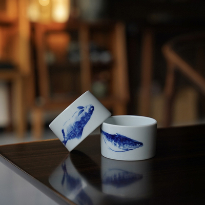 宁一尘景德镇手工手绘扳指杯品名杯釉下彩写意鱼纹釉下青花陶瓷杯