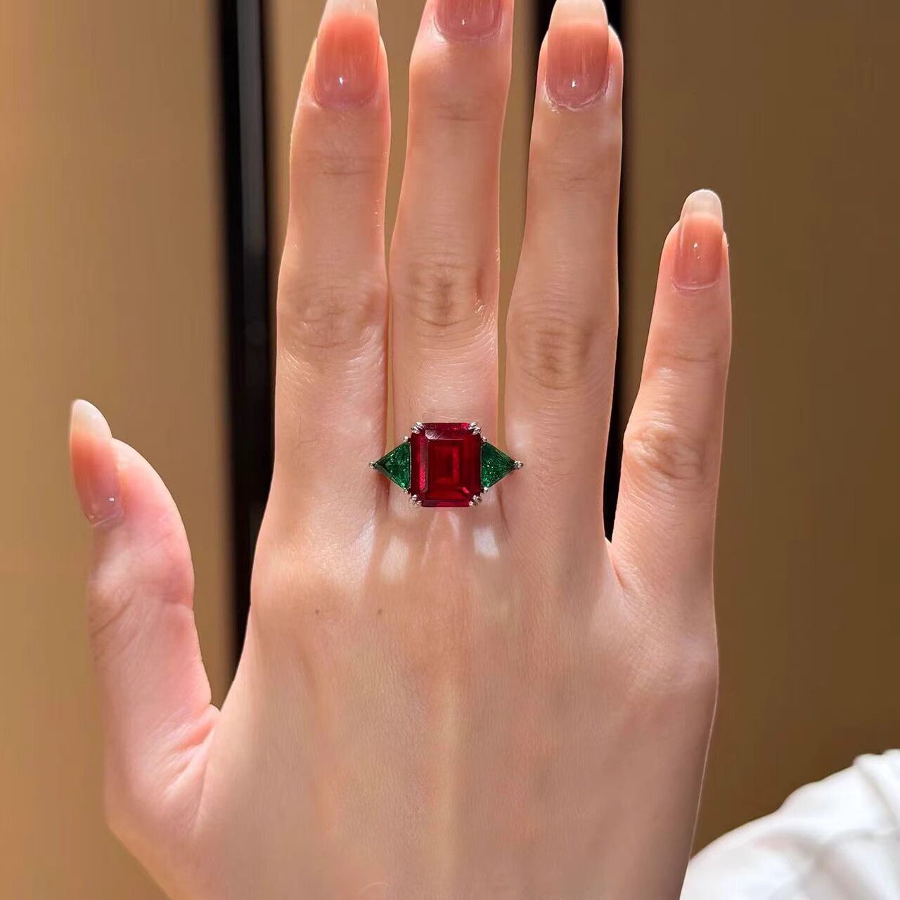 不凋零玫瑰玫红宝两侧绿钻戒指