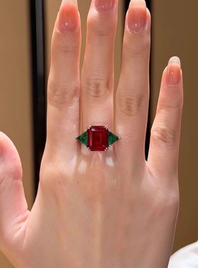 不凋零玫瑰玫红宝两侧绿钻戒指