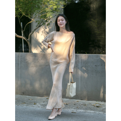 Floating晨纱暮缎 铜氨裸粉钉珠设计感斜肩上衣+半身裙气质套装