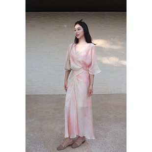 裹身裙气质收腰温柔V领连衣裙 晕染粉人丝提花中袖 Floating 酿蜜