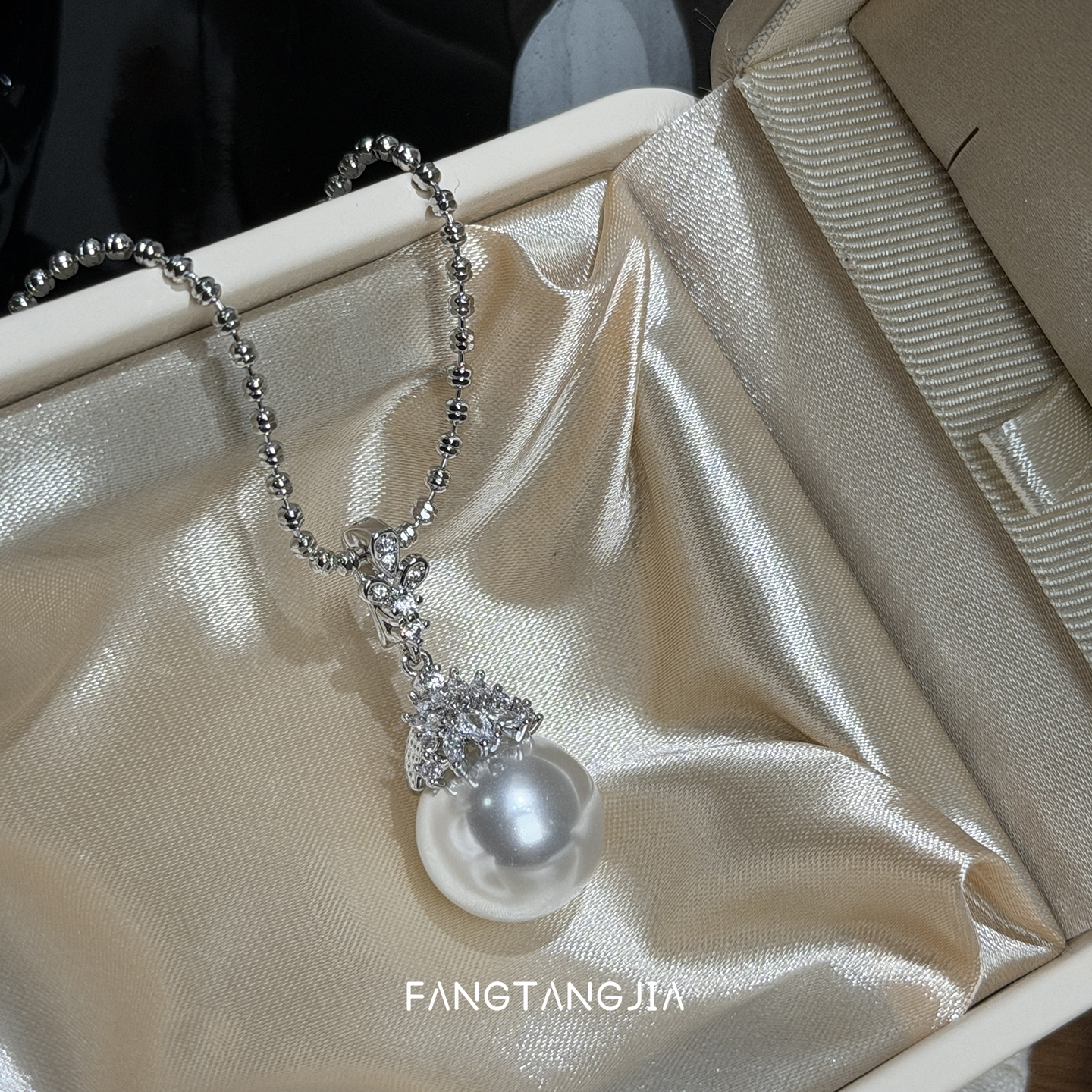 方糖家 缎面极光大颗澳白色珍珠水滴吊坠毛衣链2025新款高档项链