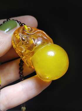 纯天然原矿蜜蜡如意风化纹吊坠