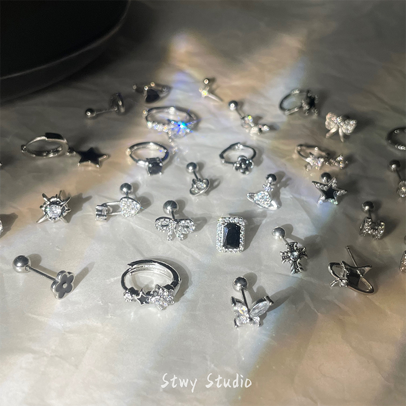 甜酷辣妹必入的黑银系耳钉