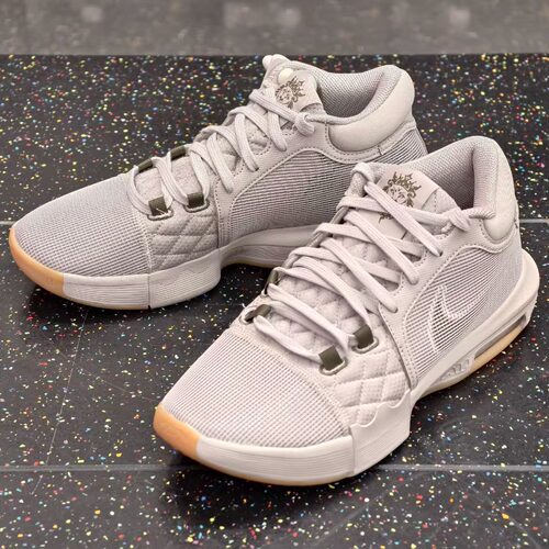 耐克NIKE詹姆斯男子实战篮球鞋