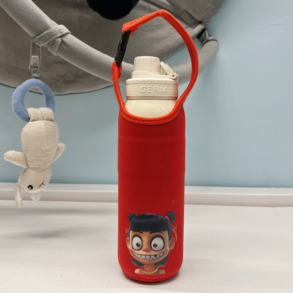可口可乐germ格沁580ml700ml保温杯套哪吒水壶套杯子袋儿童防摔套