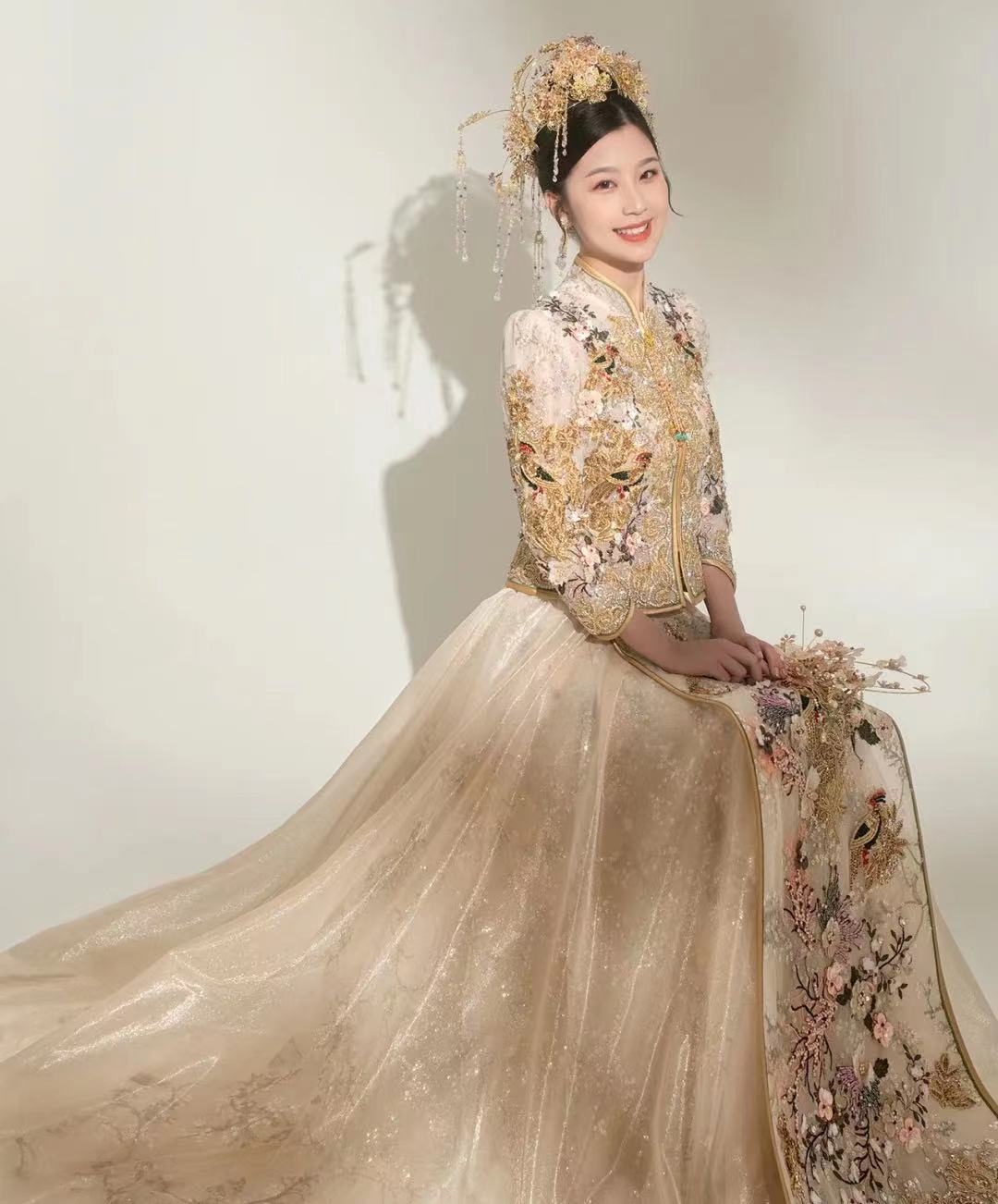 出租金色新娘刺绣手工秀禾服中式嫁衣马来褂印度丝高级重工花朵蕾