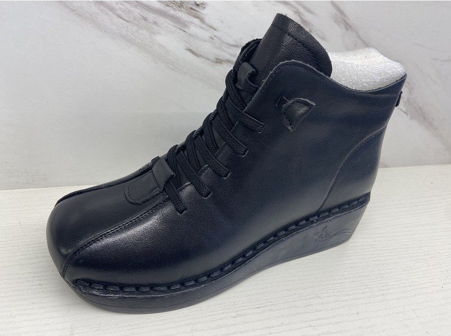 飞鸵女鞋新款中筒粗跟厚底靴子英伦风真皮短靴增高马丁靴民族风