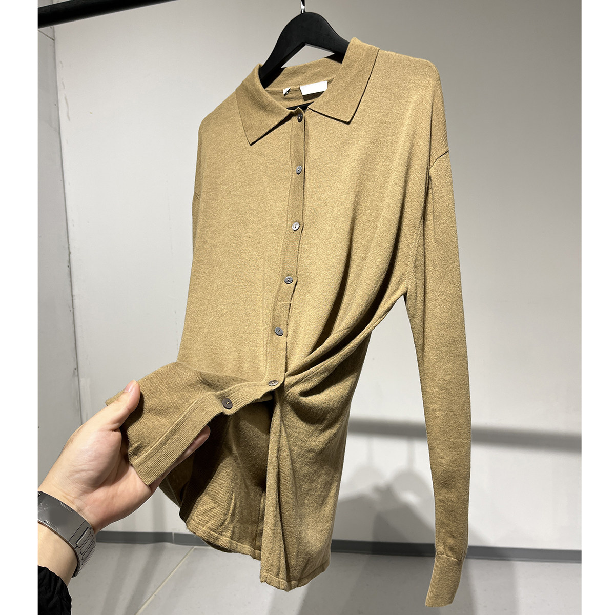 102328F识体店原不规则设计卡其色POLO领收腰显瘦长袖针织开衫女