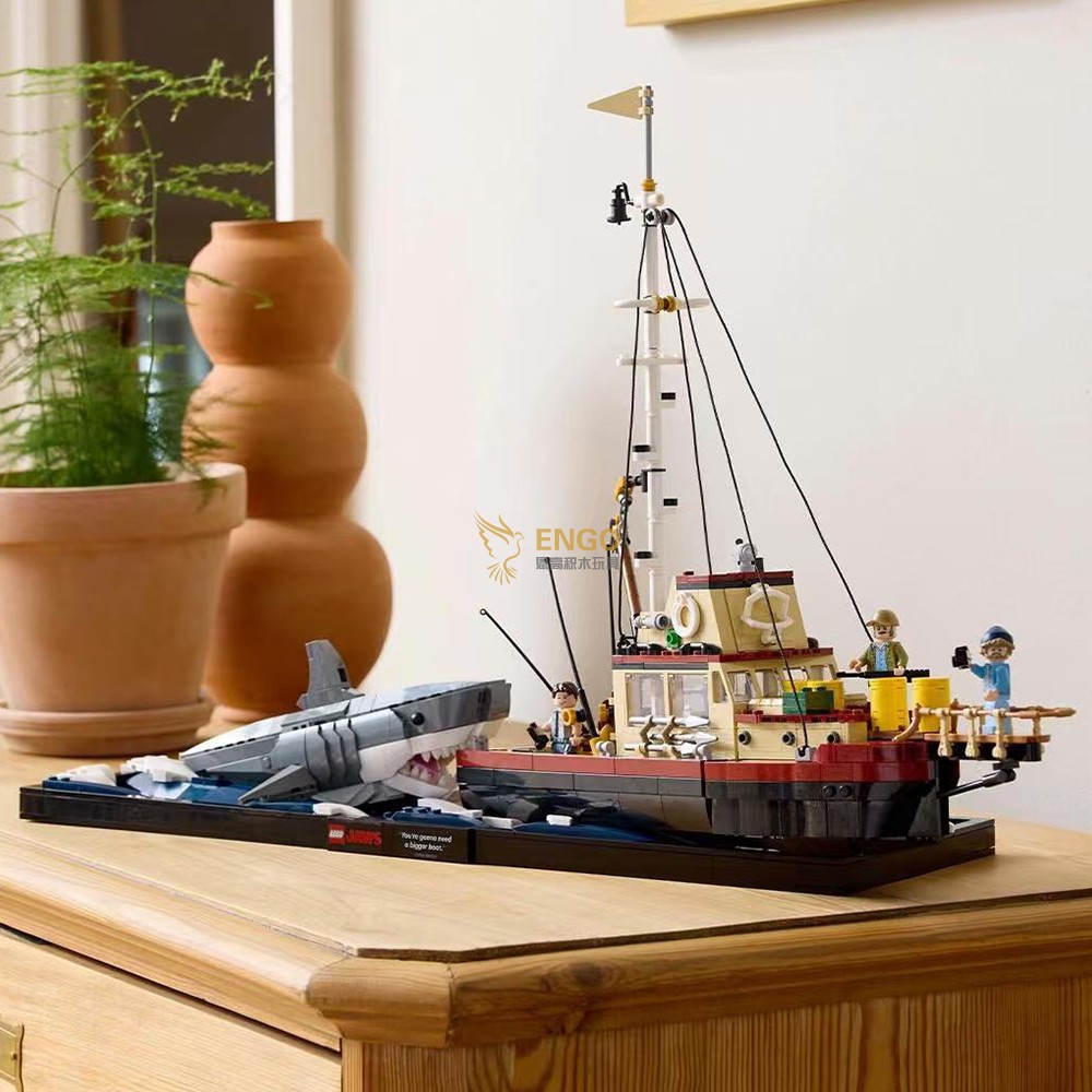 捕鱼船与大白鲨拼装积木玩具