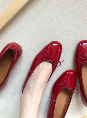 East West Office 意大利软软皱漆皮平底芭蕾鞋 车厘子超显白