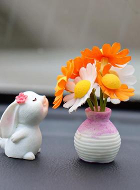 花盆兔子小摆件桌面可爱动物卡通公仔中控台汽车树脂车载装饰摆件