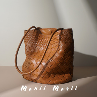 怪兽君包包2025新款 水桶包通勤真皮单肩包大容量编织羊皮腋下包女