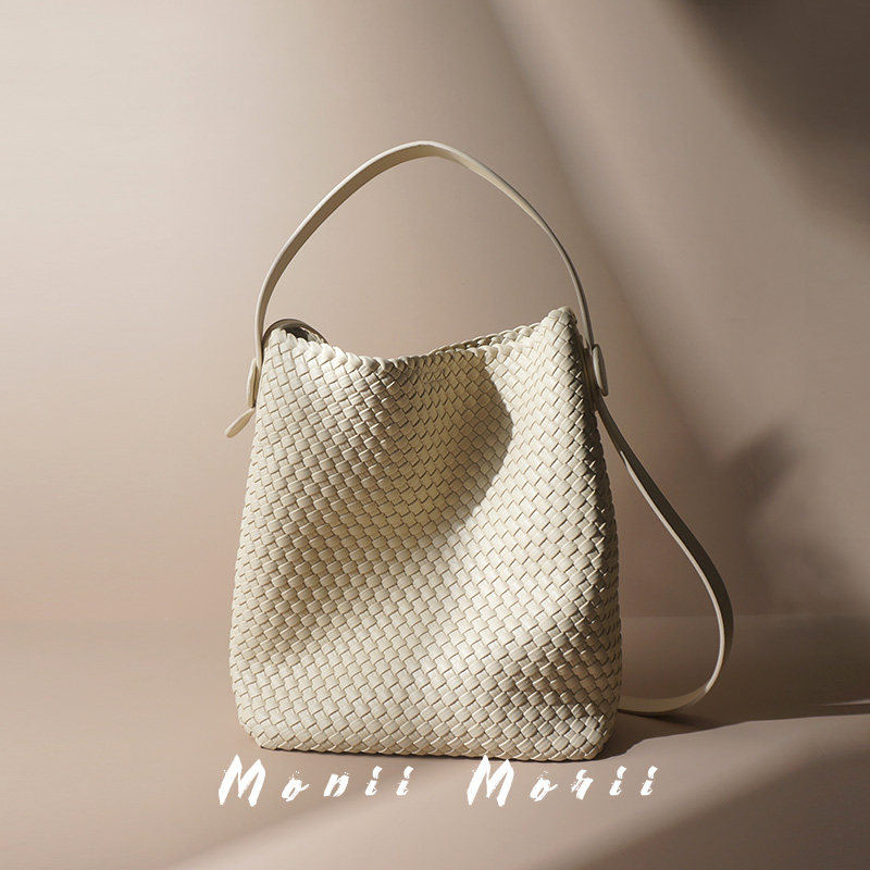 怪兽君小众休闲编织水桶包大容量腋下包单肩包百搭斜挎包2025新款