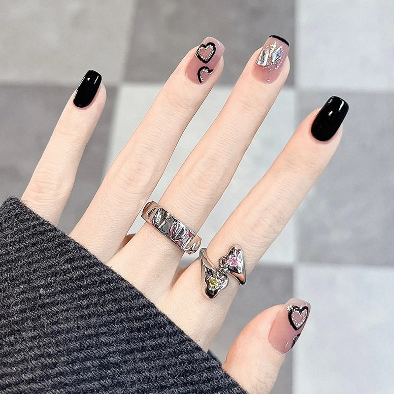 秋冬个性吸睛黑色系显白美甲闪亮钻石爱心穿戴甲华丽美感十足