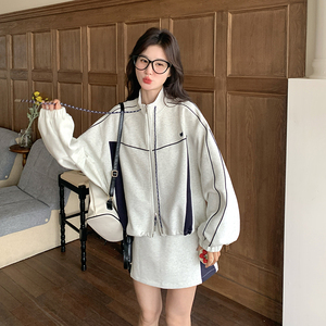 现货学院风减龄卫衣套装裙女2025春新款韩系休闲小个子短裙两件套,肉色开叉裙怎么搭配图片