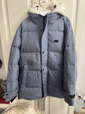 美特斯邦威男羽绒服层次感胸前小章加厚保暖隔热连帽可拆鸭绒外套