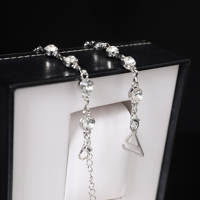 ZHAO LIYINGS MATCHING EPAULETTES ARE DIAMOND-ENCRUSTED CHAIN STRAPS AND THE SUMMER INVISIBLE BRA ACCESSORIES CAN BE WORN OUTSIDE AND UNDERWEAR SUSPENDER DECORATIONS CAN BE EMBELLISHED