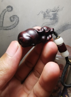 紫檀精雕刻新款式红木头动物生肖牛汽车钥匙扣挂件文盘玩吊坠饰品