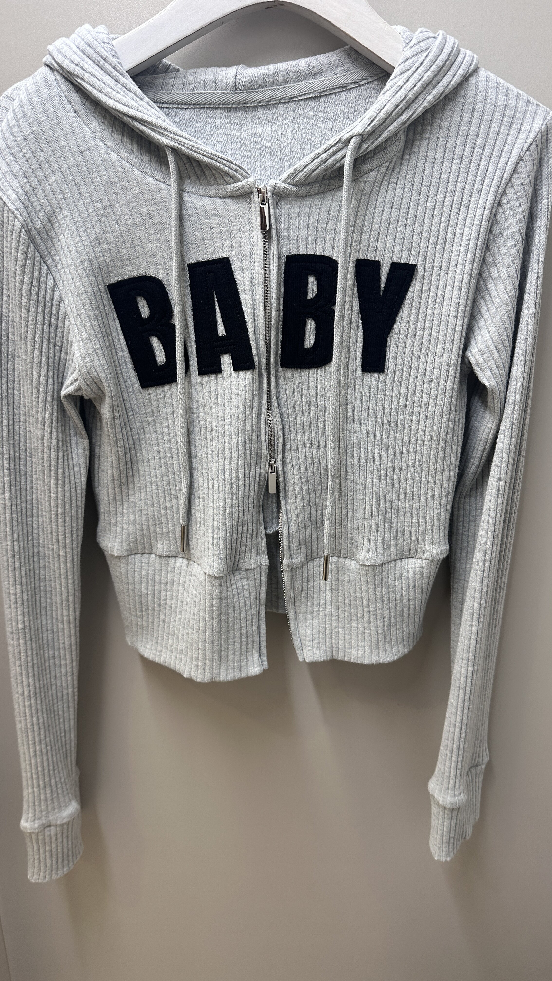 MG麦购2026新款韩式休闲风Baby字母连帽拉链开衫女短款垫肩外套潮