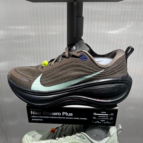 Nike耐克男鞋超级迈柔Vomero Plus缓震回弹公路跑步鞋IR7550-030