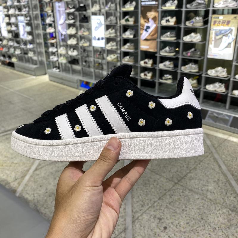 阿迪达斯2024秋季新款女子经典时尚刺绣花朵运动休闲滑板鞋IF9640