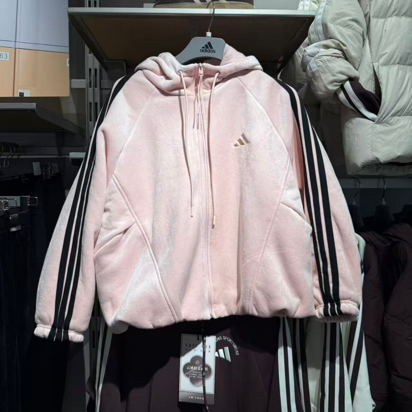 Adidas阿迪达斯女外套丝绒25冬新款三条纹保暖防风连帽夹克KB7605