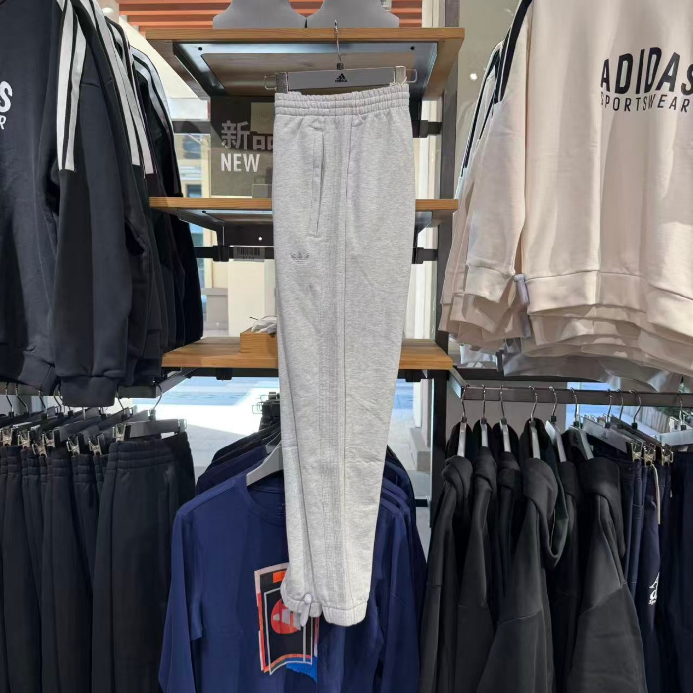 Adidas阿迪达斯三叶草男卫裤三条杠简约跑步针织运动长裤 JD3313
