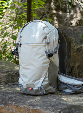 户外轻便登山包女夏30L轻背负出游爬山双肩包短途徒步旅行小背包