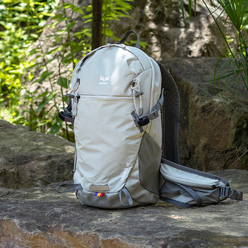 户外轻便登山包女夏30L轻背负