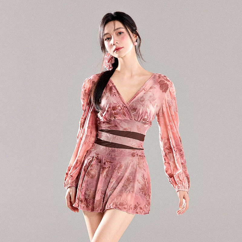 泳衣女遮肚显瘦裙式连体长袖保守微胖带钢托2026冬新款泡温泉海边