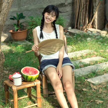 新西瓜创意照少女日系怀旧夏日主题纳凉写真竹椅子手拿复古大蒲扇