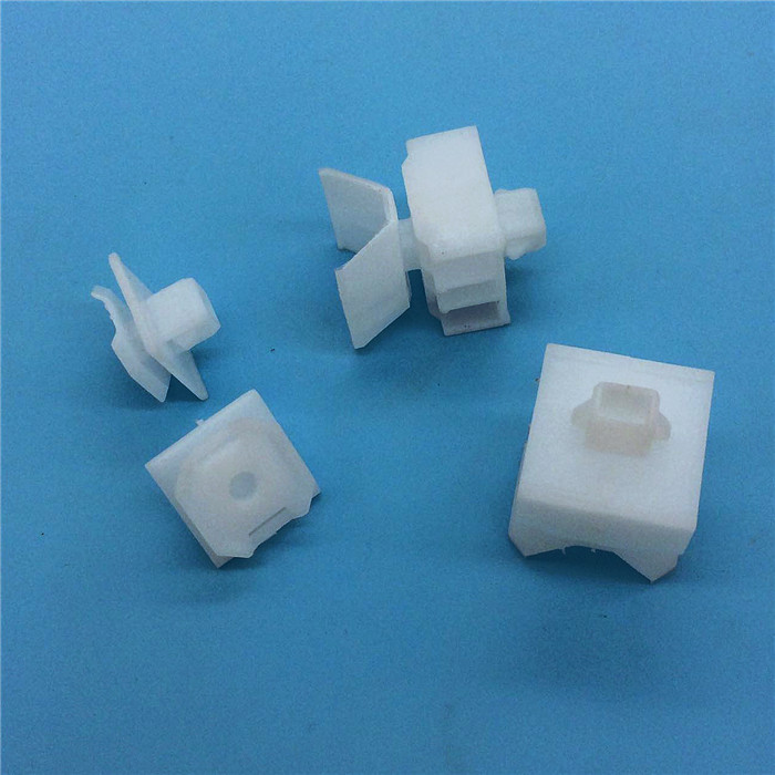 豪沃轻卡统帅悍将配件风罩卡扣