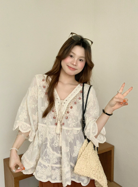 ING-风钩花刺绣V领衬衫女夏季新款2026大码宽松防晒珠子小衫18008