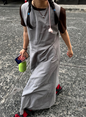 小众表妹 高级感显高灰色无袖连衣裙