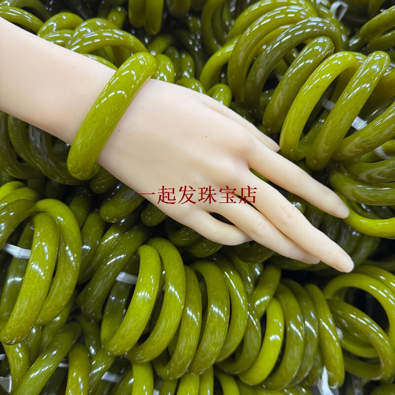 26【瑕疵特价】春上新岫玉牛油果显白气质女手镯网红款一物一图