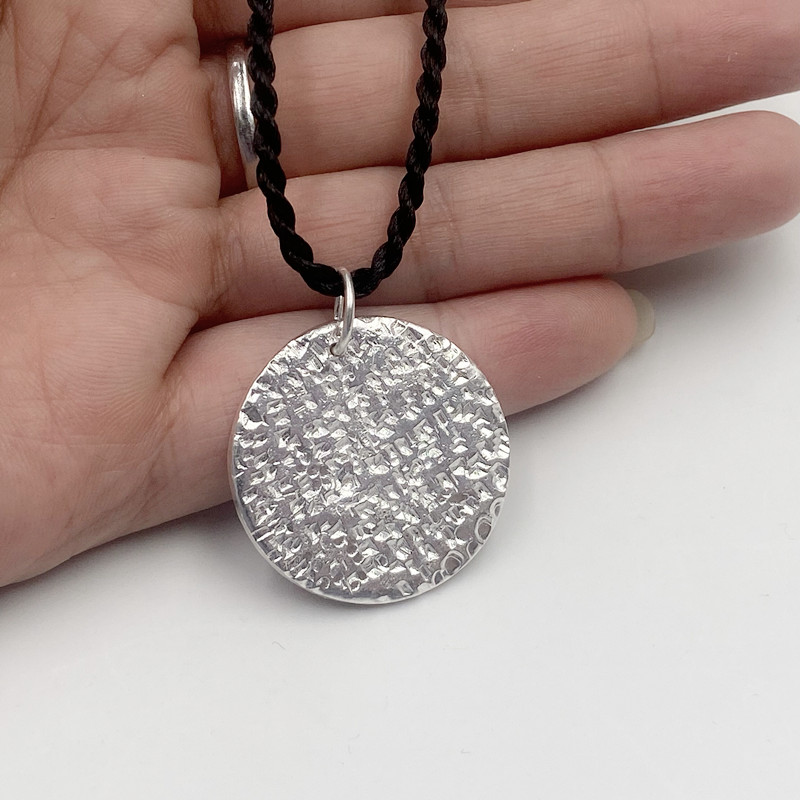 999纯银锤纹圆片吊坠  999足银纯手工拉丝圆牌子男女饰品复古
