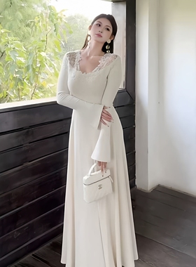 韩系纯欲蕾丝拼接V领长袖连衣裙秋冬新款大码胖MM收腰打底长裙子