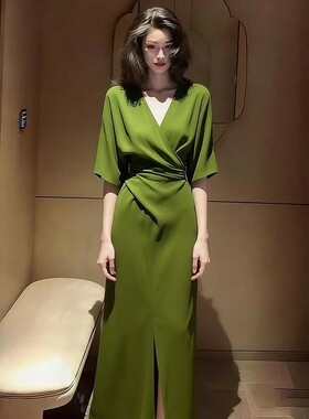大码胖mm绿色气质V领御姐修身连衣裙女夏季新款名媛收腰开叉长裙