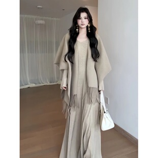 大码胖mm法式轻奢风斗篷披肩V领内搭收腰长袖针织连衣裙两件套装